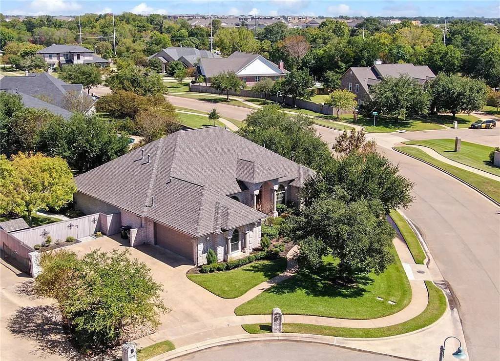 Tiffany Park neighborhood home with a shingle room.